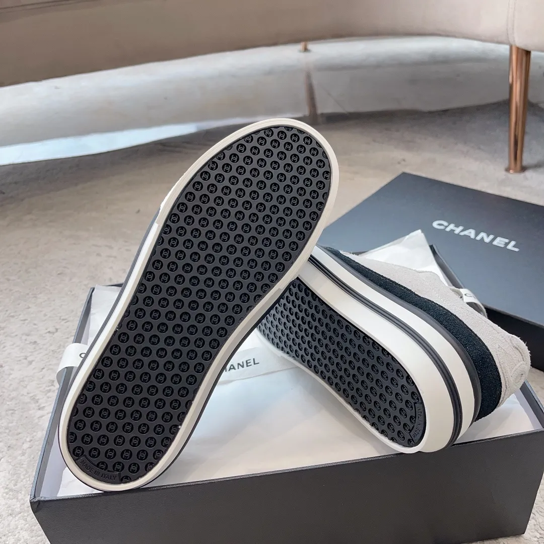 👟👟Ex-factory price 520👟👟 Chanel 23b new panda shoes C's new casual white shoes sneakers There is a reason why these shoes are so popular 🔥 They are so comfortable. They are a shoe that coexists with comfort, beauty and versatility. You can easily walk ten thousand or twenty thousand steps without any pressure. The original development last shape is delicate and stylish, and you are not afraid of wide feet. It will not make your feet fat, and it looks good and comfortable on your feet! It feels very light on the feet! Comfortable and breathable! Super whitening‼ ️It’s really a perfect match. Upper: first-layer cowhide/➕sheepskin lining. Exclusive 1:1 original customization [different from market currency‼ ️】The foot pads are made of imported mixed sheepskin, which is breathable and comfortable! ✔ T👟👟Ex-factory price U outsole exclusive original development private model! Differentiating the market rubber outsole‼ ️✔ Size: 35-39 (40 orders cannot be returned or exchanged)